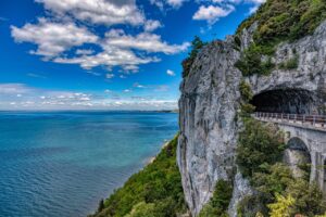 Sentiero panoramico a picco sul mare in Campania, ideale per il trekking.