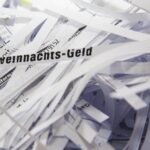 Distruggidocumenti in uso per eliminare bollette e documenti sensibili, garantendo la privacy.