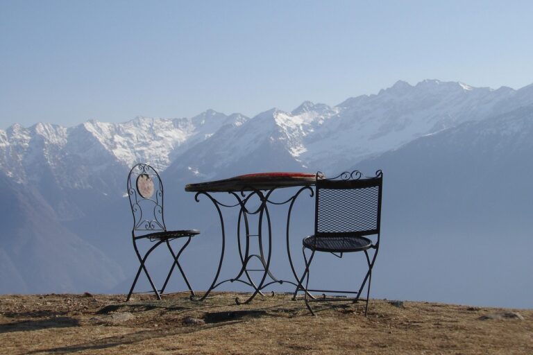 Panorama montano con accoglienti rifugi e piatti tipici gourmet.