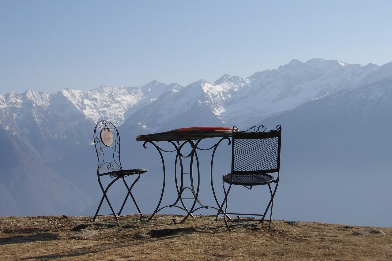 Panorama montano con accoglienti rifugi e piatti tipici gourmet.