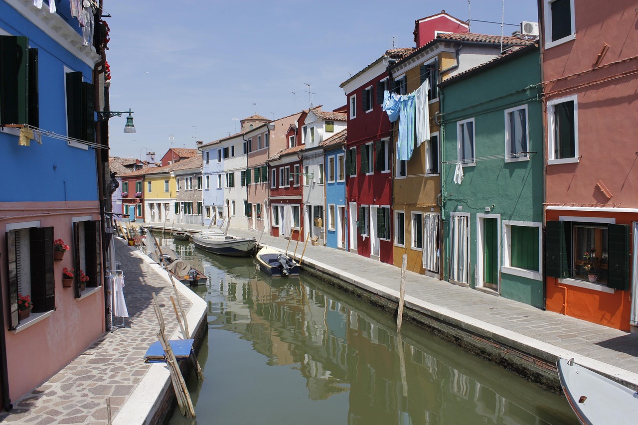Vista di Pellestrina con case colorate e canali, lontana dal turismo di massa.