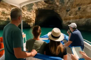 Escursioni in barca alle grotte costiere: dettagli pratici che migliorano l’esperienza per tutti